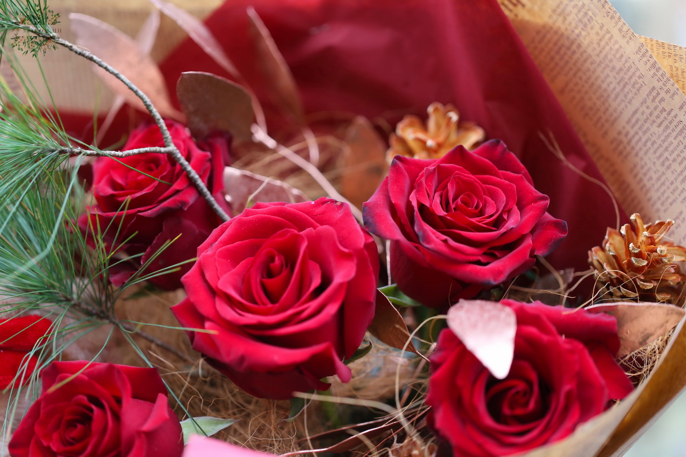 Virágküldés Budapest - Mikulás macis téli csokor vörös rózsával