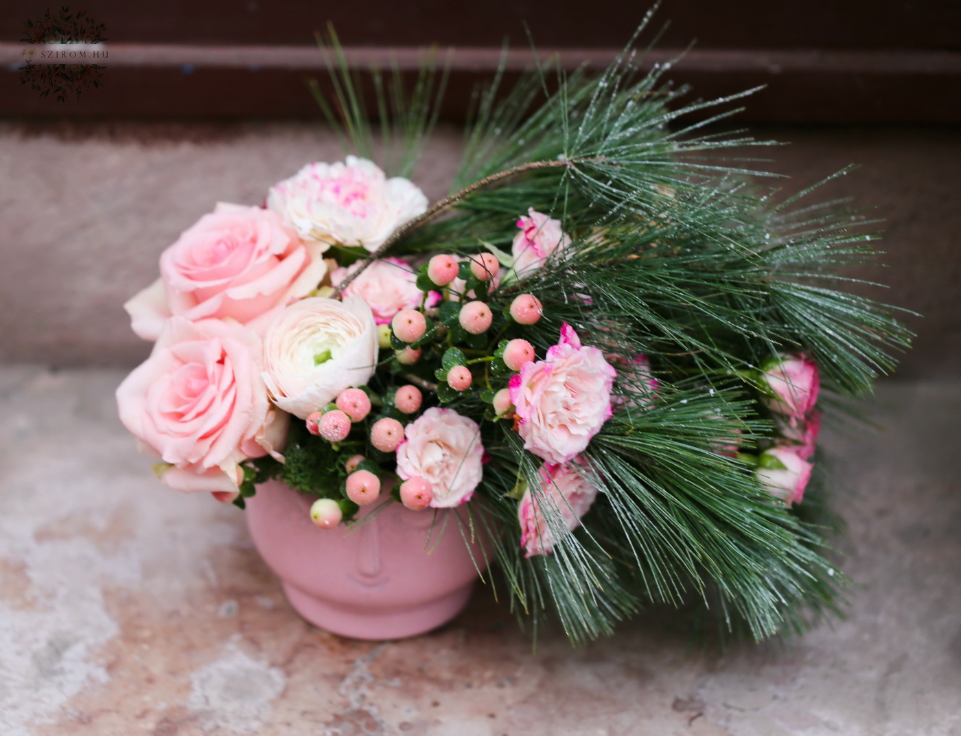 Virágküldés Budapest - Téli virágfrizura arc kaspóban, rózsákkal