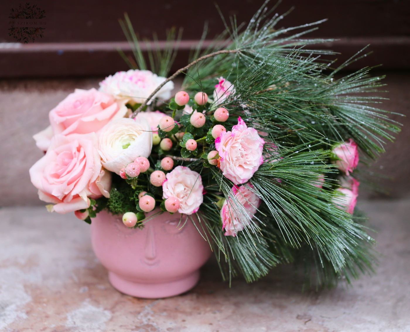 Virágküldés Budapest - Téli virágfrizura arc kaspóban, rózsákkal