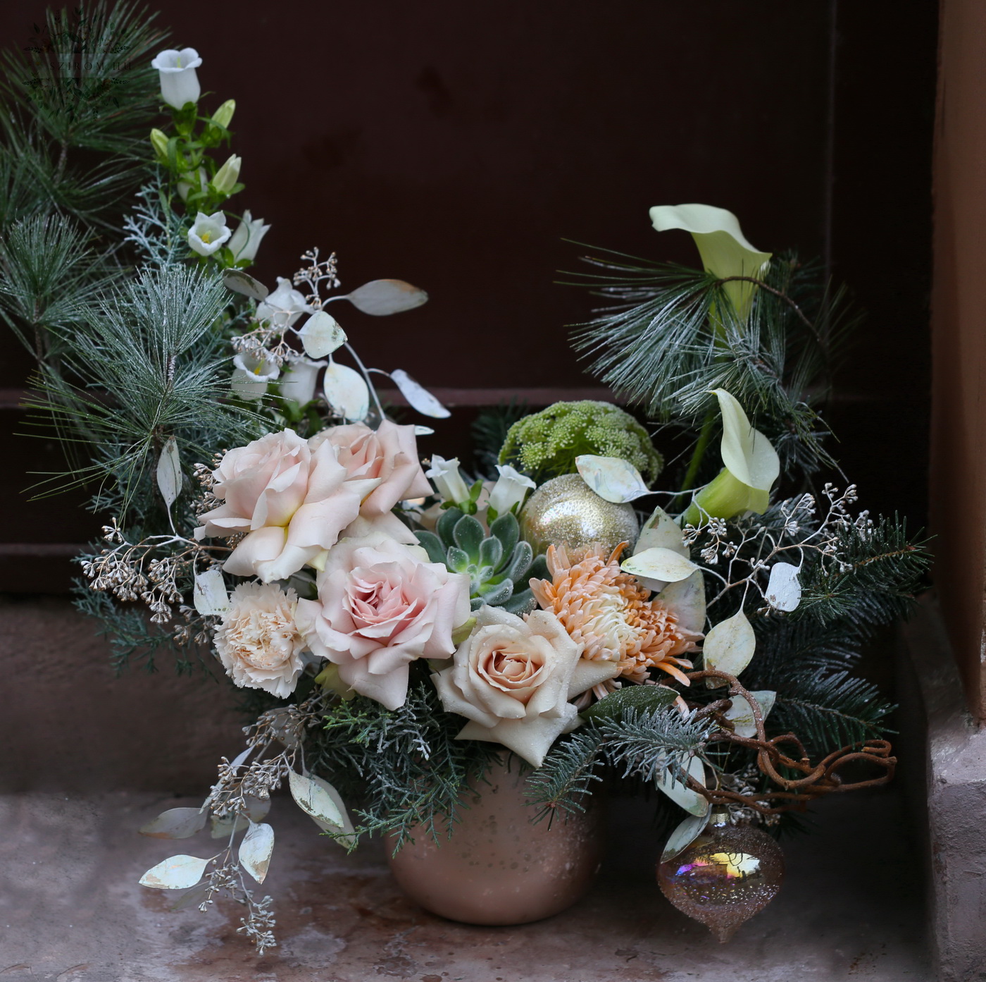 Virágküldés Budapest - Karácsonyi holdkarélly alakú asztaldísz pasztell barack virágokkal, exkluzív gömökkel