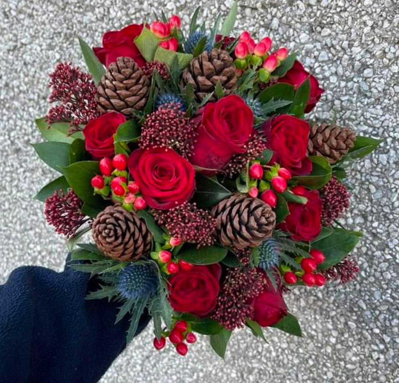 Blumenlieferung nach Budapest - Strauß mit roten Rosen, Skimmie und Tannenzapfen