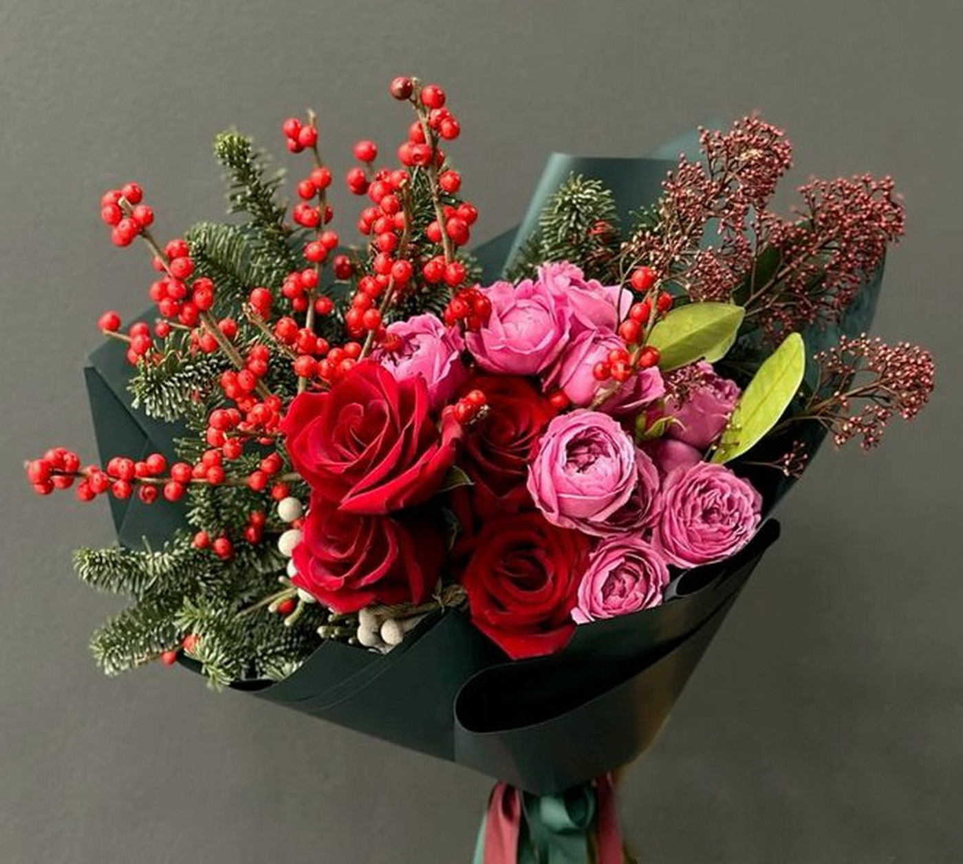 Blumenlieferung nach Budapest - Strauß mit roten Rosen und rosa Strauchrosen