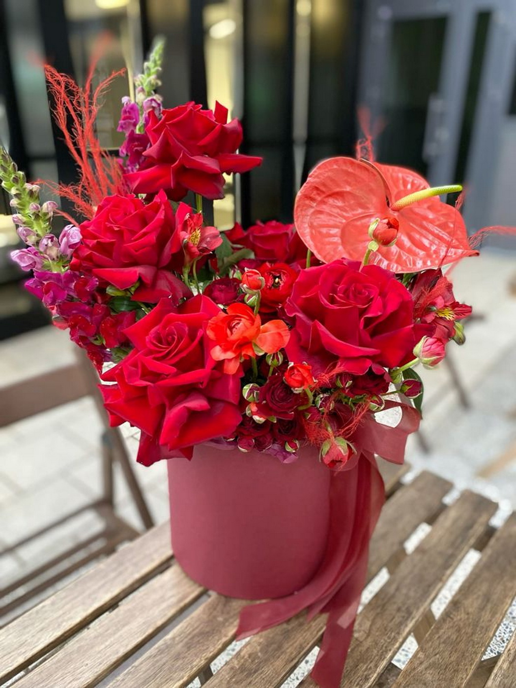 Blumenlieferung nach Budapest - Gestickter Ornament mit roter Rose, Anthurie und Hahnenfuß