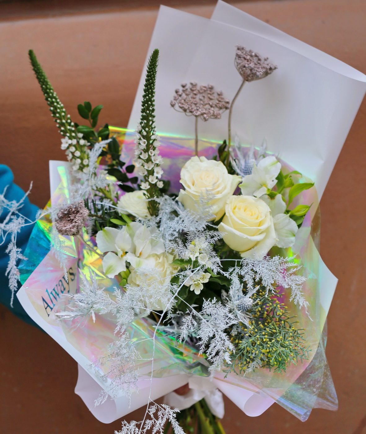 Virágküldés Budapest - Fehér Újév köszöntő csokor, az év színe, a Cloud Dancer jegyében