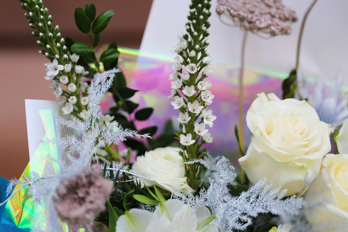 Virágküldés Budapest - Fehér Újév köszöntő csokor, az év színe, a Cloud Dancer jegyében