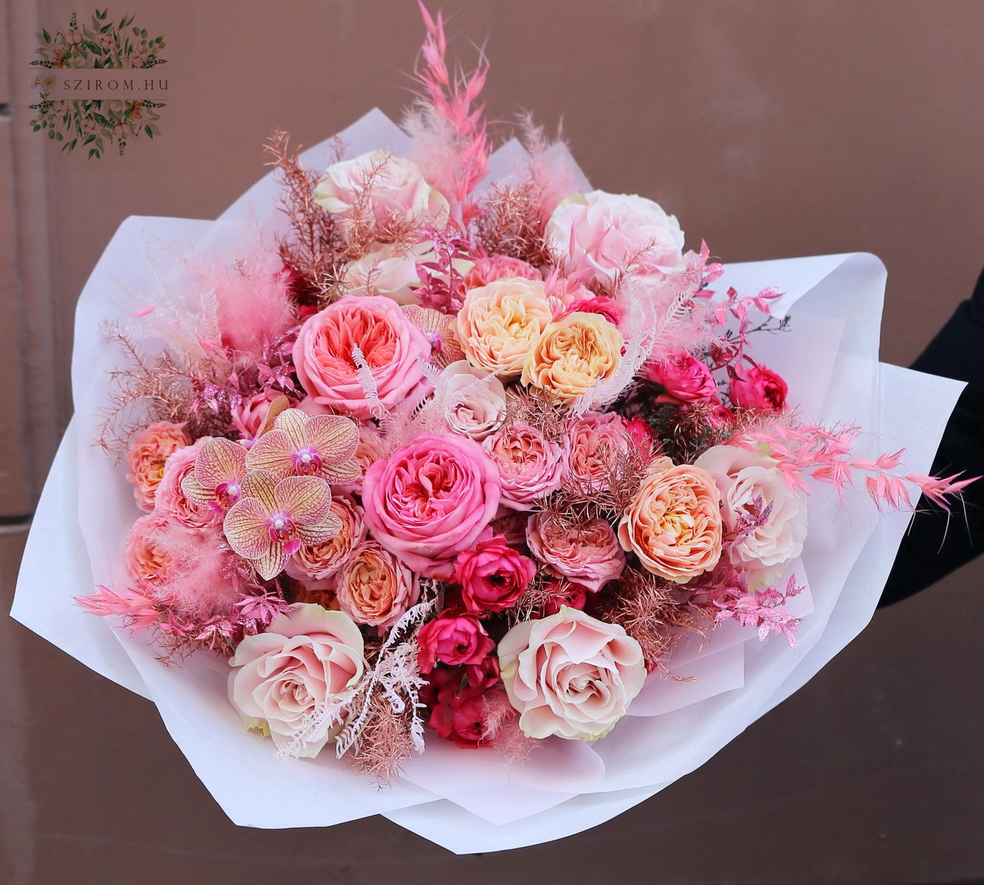 Blumenlieferung nach Budapest - Traumhafter Brautstrauß aus rosafarbenem Bronzeschaum mit englischen Rosen und Orchideen