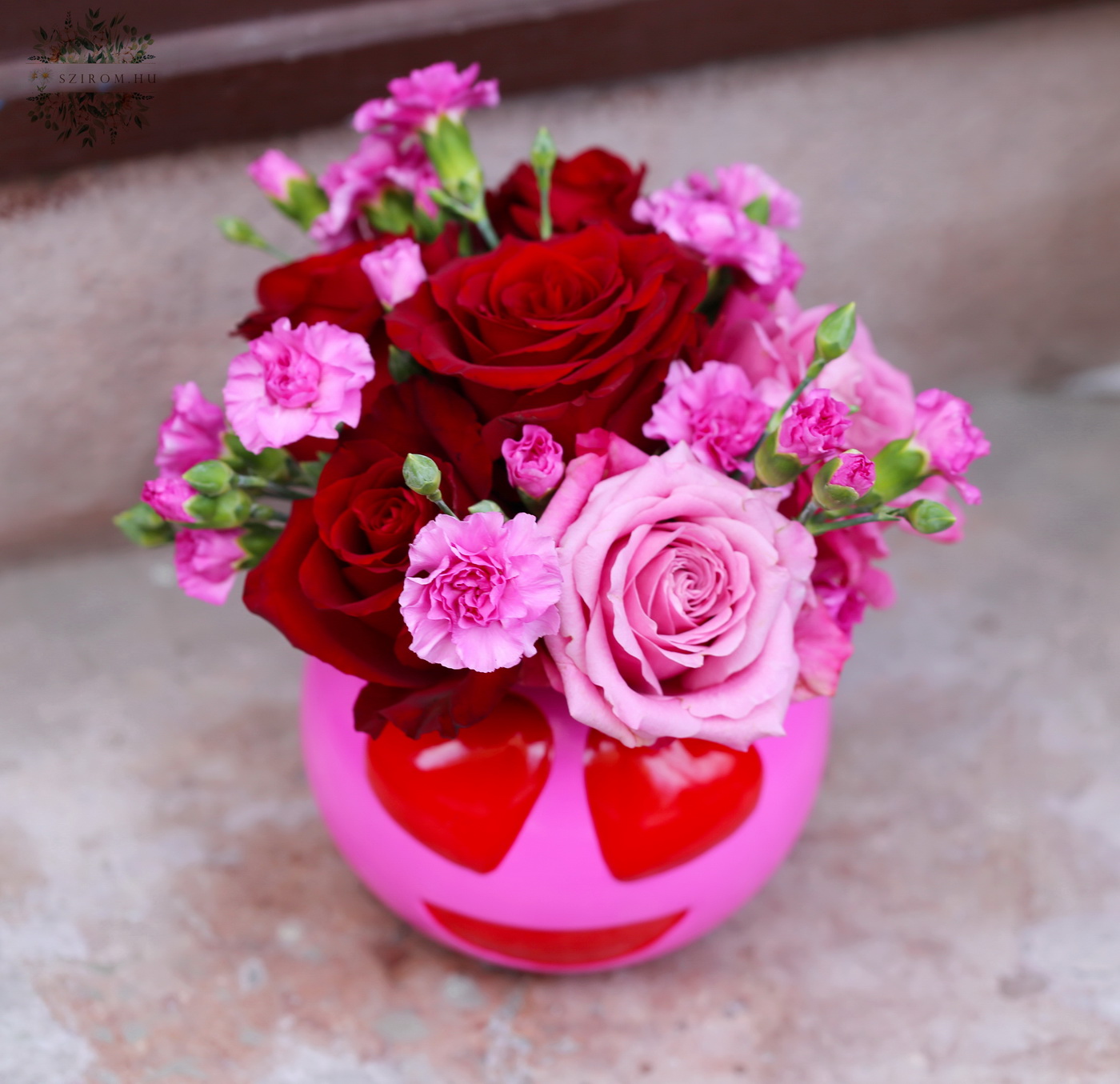 flower delivery Budapest - Heart eye smiley vase with red - pink roses