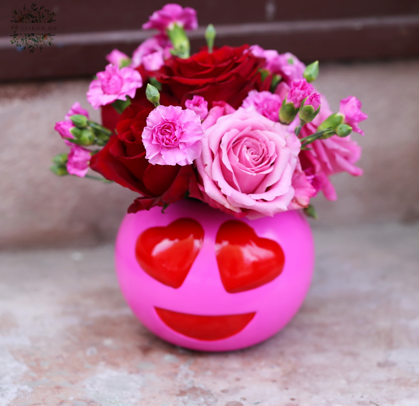 Virágküldés Budapest - Szív szemű smiley váza vörös - pink rózsákkal