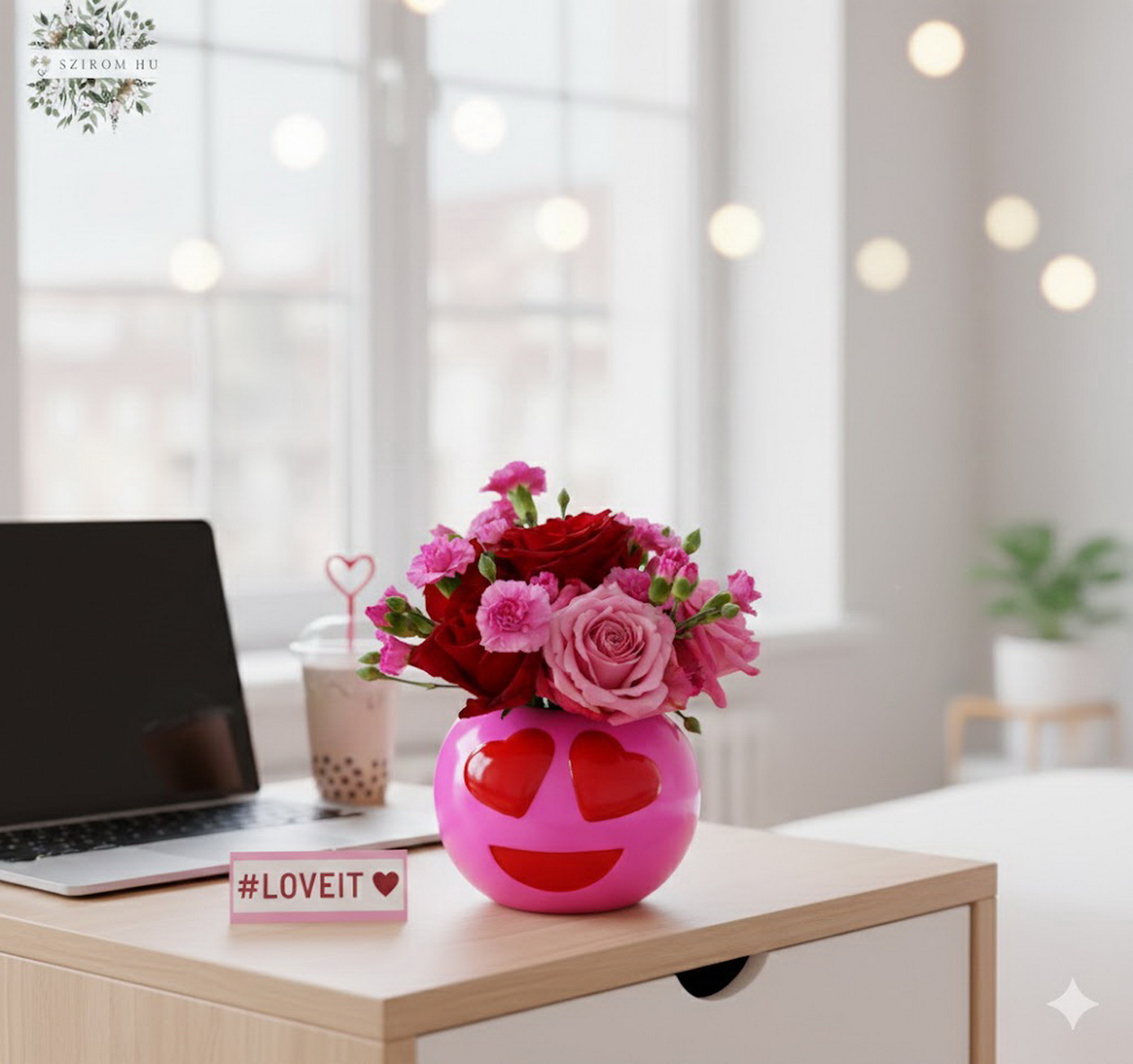 Blumenlieferung nach Budapest - Herz Auge Smiley Vase mit Rote und Rosa Rosen