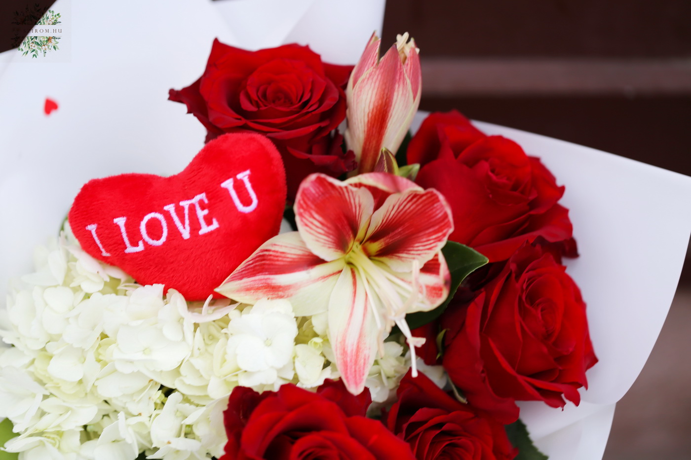 Virágküldés Budapest - Szerelmes csokor hortenziával, vörös rózsával, amarillisszel, plüss szívvel, szívecskés papírvázával