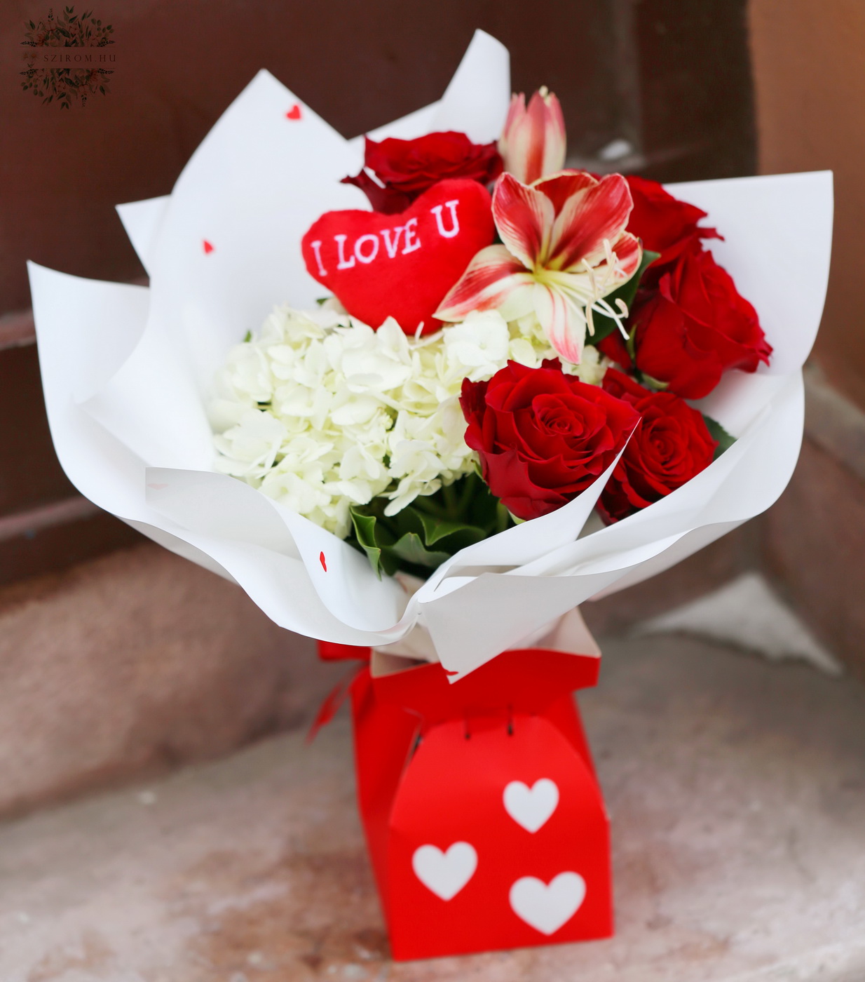 Virágküldés Budapest - Szerelmes csokor hortenziával, vörös rózsával, amarillisszel, plüss szívvel, szívecskés papírvázával