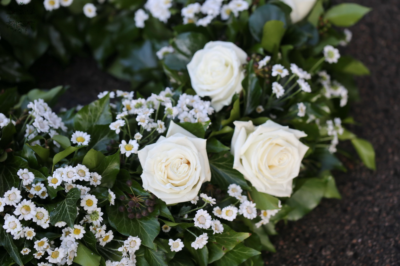 Virágküldés Budapest - Koszorú fehér rózsákkal és santini krizantémmal ( 55 cm)