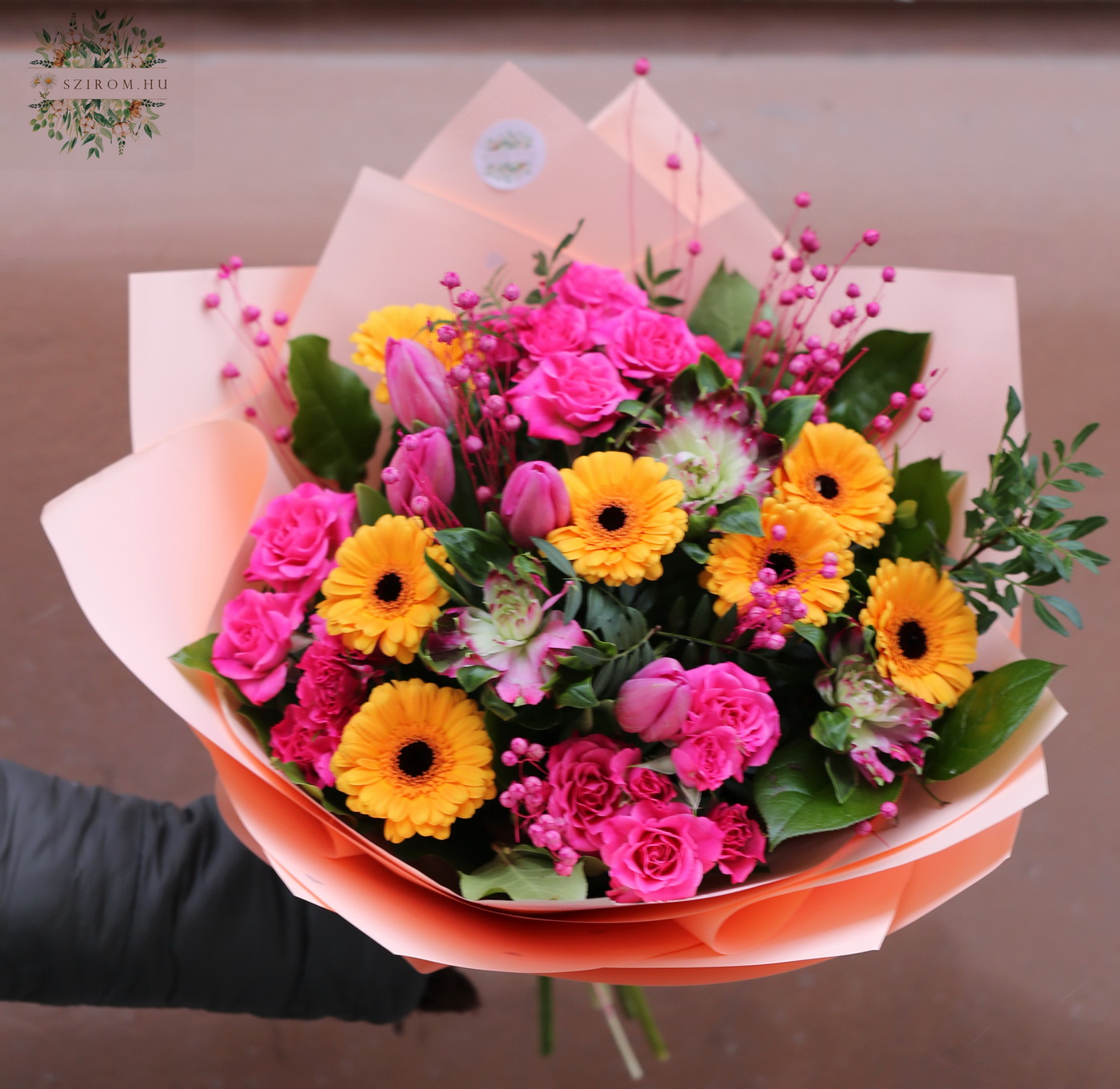 Blumenlieferung nach Budapest - Intensiv farbenprächtiger Strauß mit Tulpen, Strauchrosen und Gerbera