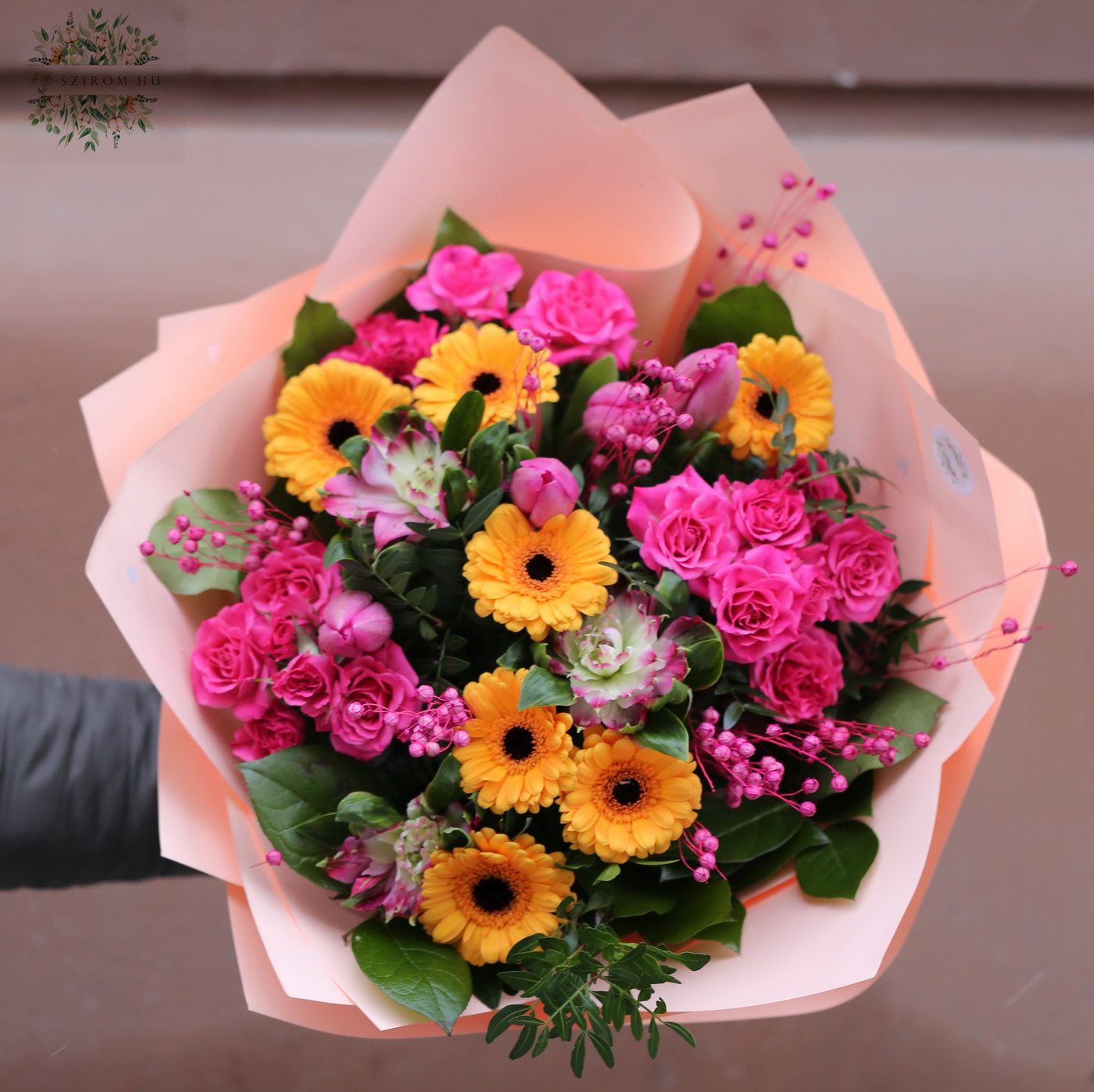 Blumenlieferung nach Budapest - Intensiv farbenprächtiger Strauß mit Tulpen, Strauchrosen und Gerbera
