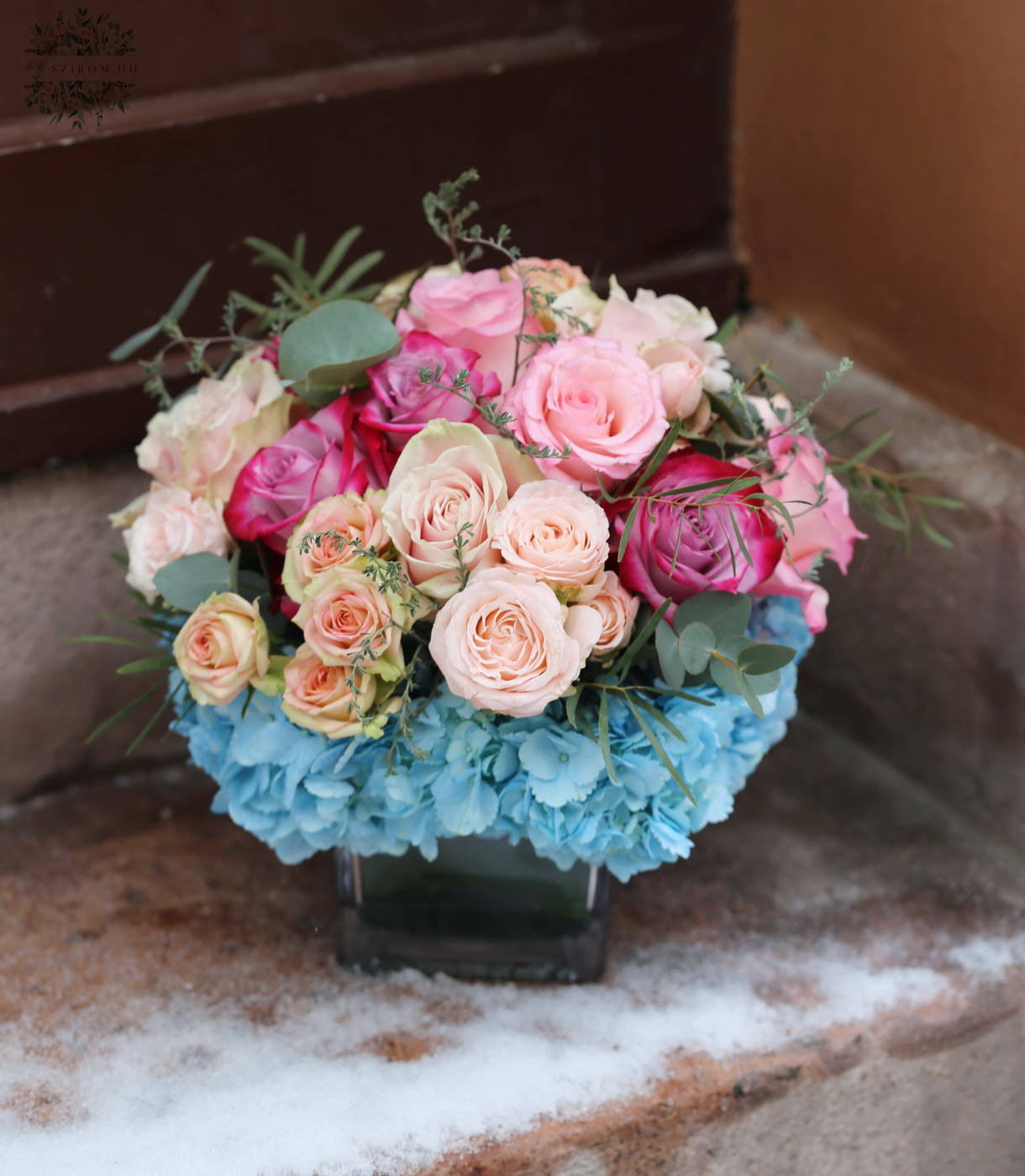 Blumenlieferung nach Budapest - Gesteckte Blumen mit Hortensien und Rosen in einem Glaswürfel