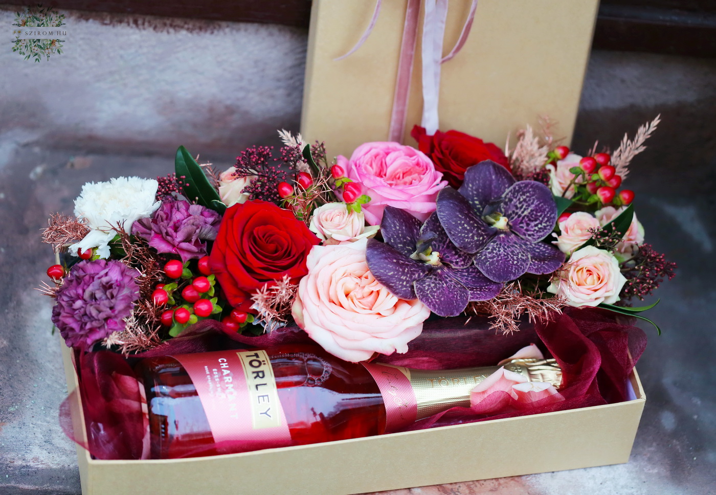 flower delivery Budapest - Flower box with rosé champagne, roses, orchids