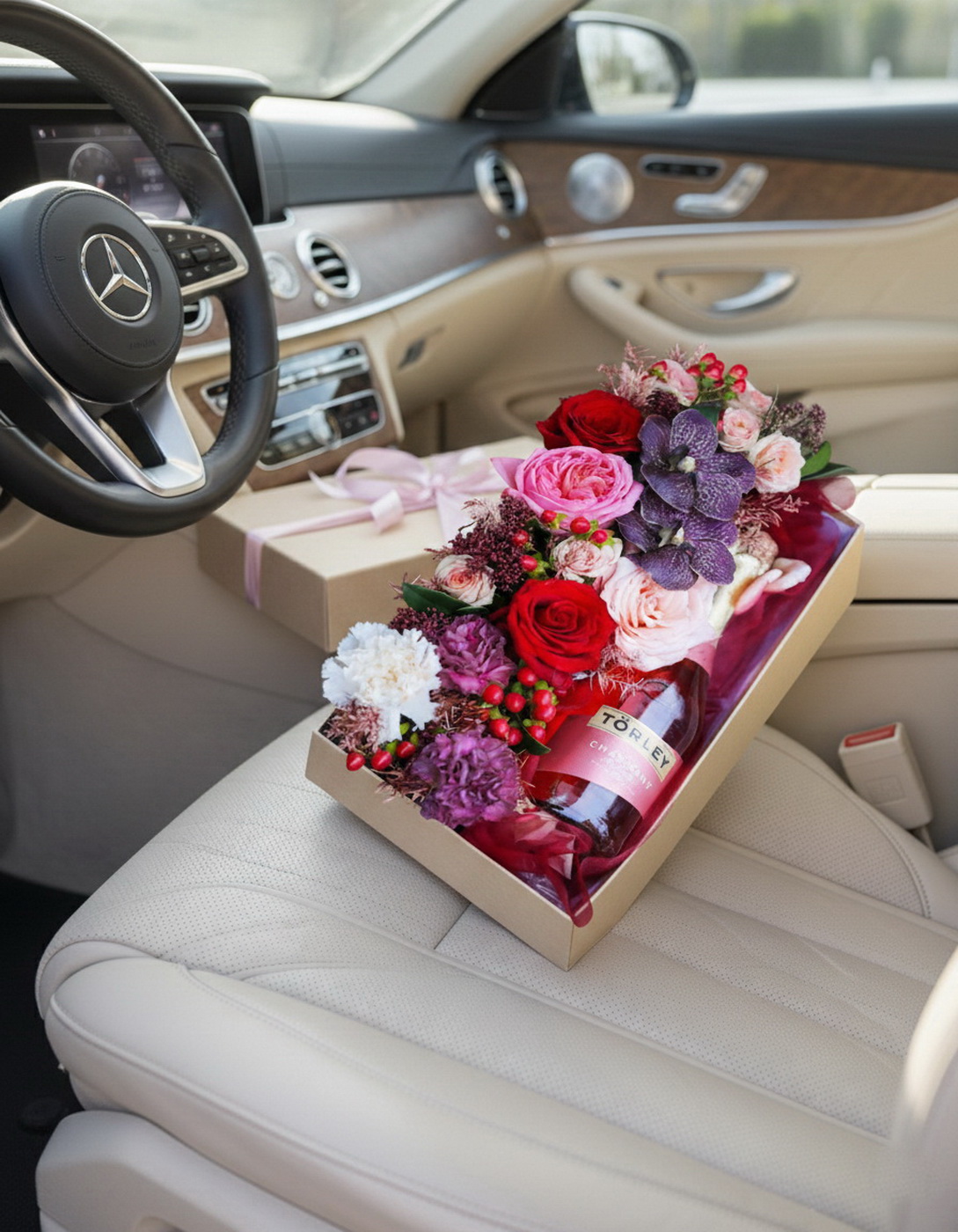 Virágküldés Budapest - Virágdoboz rozé pezsgővel, rózsákkal, orchideákkal