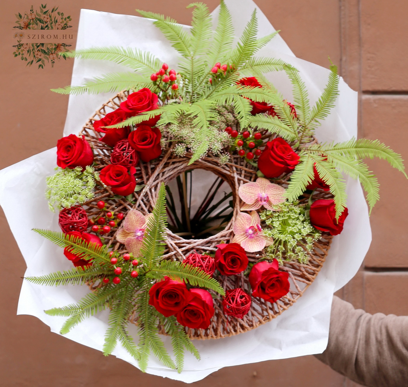 Blumenlieferung nach Budapest - Grosse rote Rosen Strauss im Desigstrausshalter, mit Orchideen