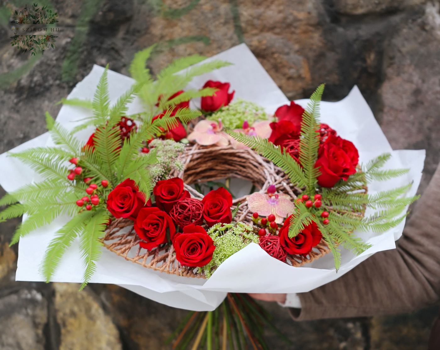 Blumenlieferung nach Budapest - Grosse rote Rosen Strauss im Desigstrausshalter, mit Orchideen