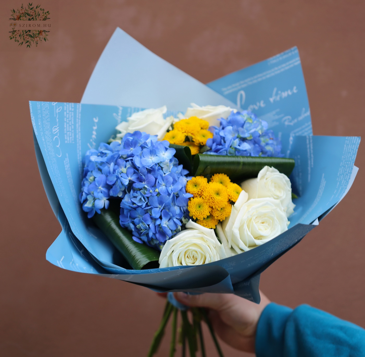 Blumenlieferung nach Budapest - Sommerstrauß mit weisse Rosen, blaue Hortensien