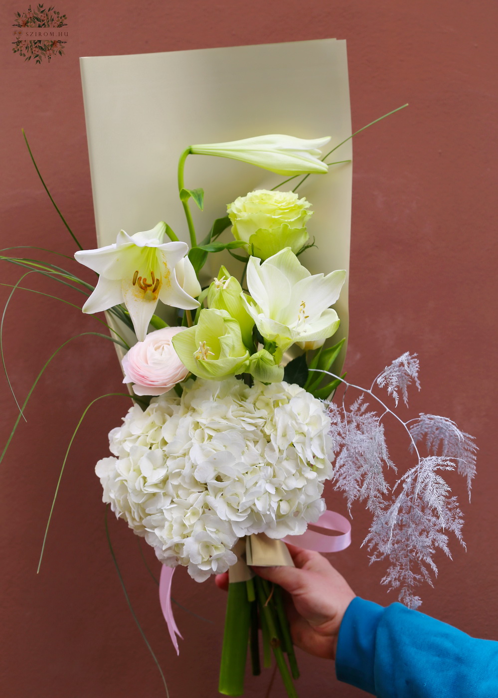 Blumenlieferung nach Budapest - Weißer Blumenstrauß mit Amaryllis, Hängelily und Hortensie in der Farbe des Jahres, Wolkentänzer