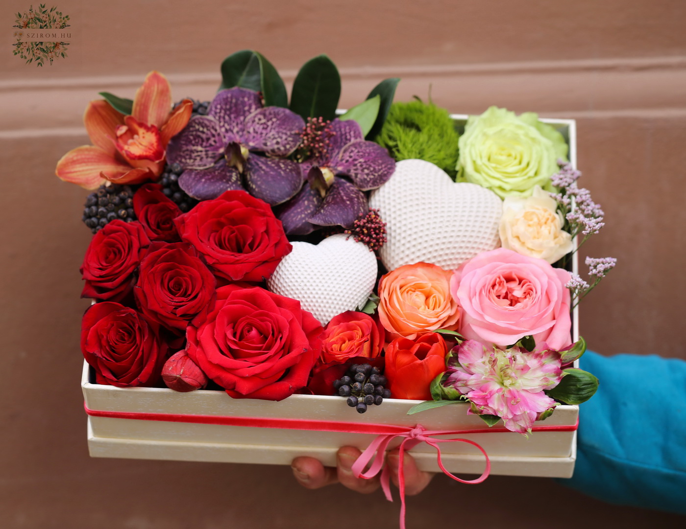 Blumenlieferung nach Budapest - Romantische Farbverlaufsbox mit Gipsherzen