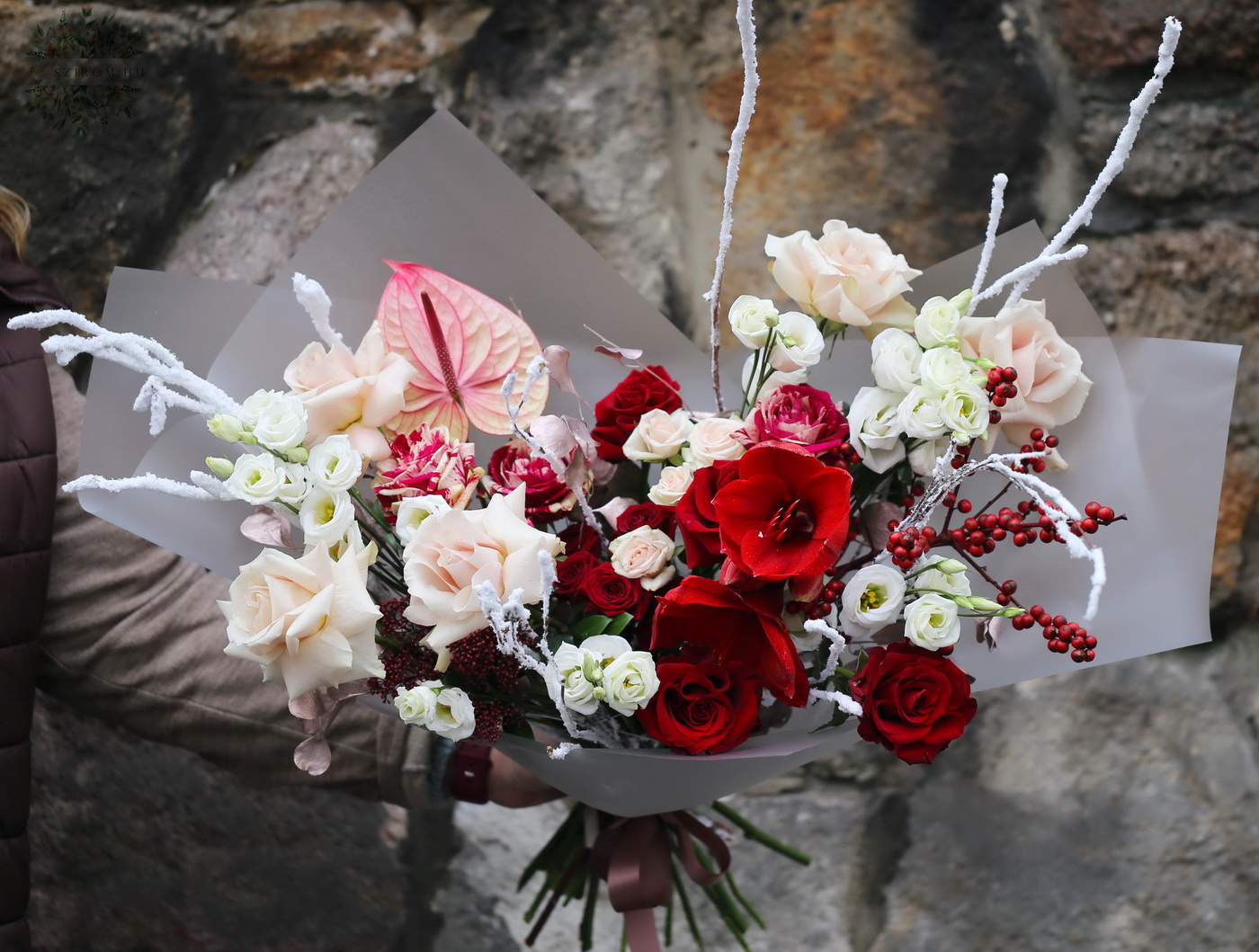 Blumenlieferung nach Budapest - Romantischer, halbmondförmiger Winterstrauß in Rot- und Champagnerfarben
