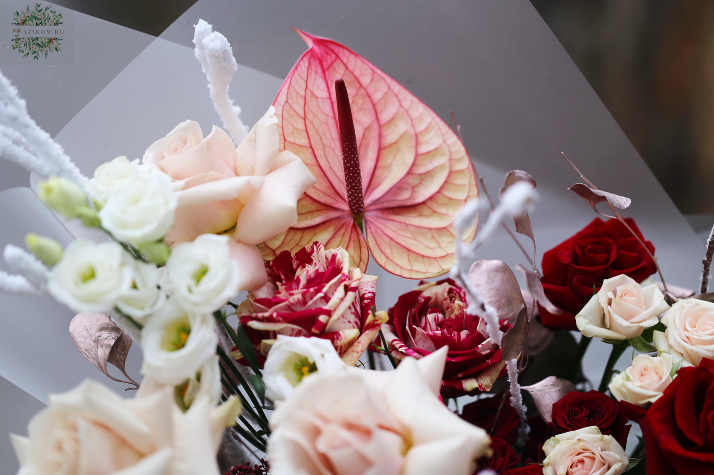 Blumenlieferung nach Budapest - Romantischer, halbmondförmiger Winterstrauß in Rot- und Champagnerfarben