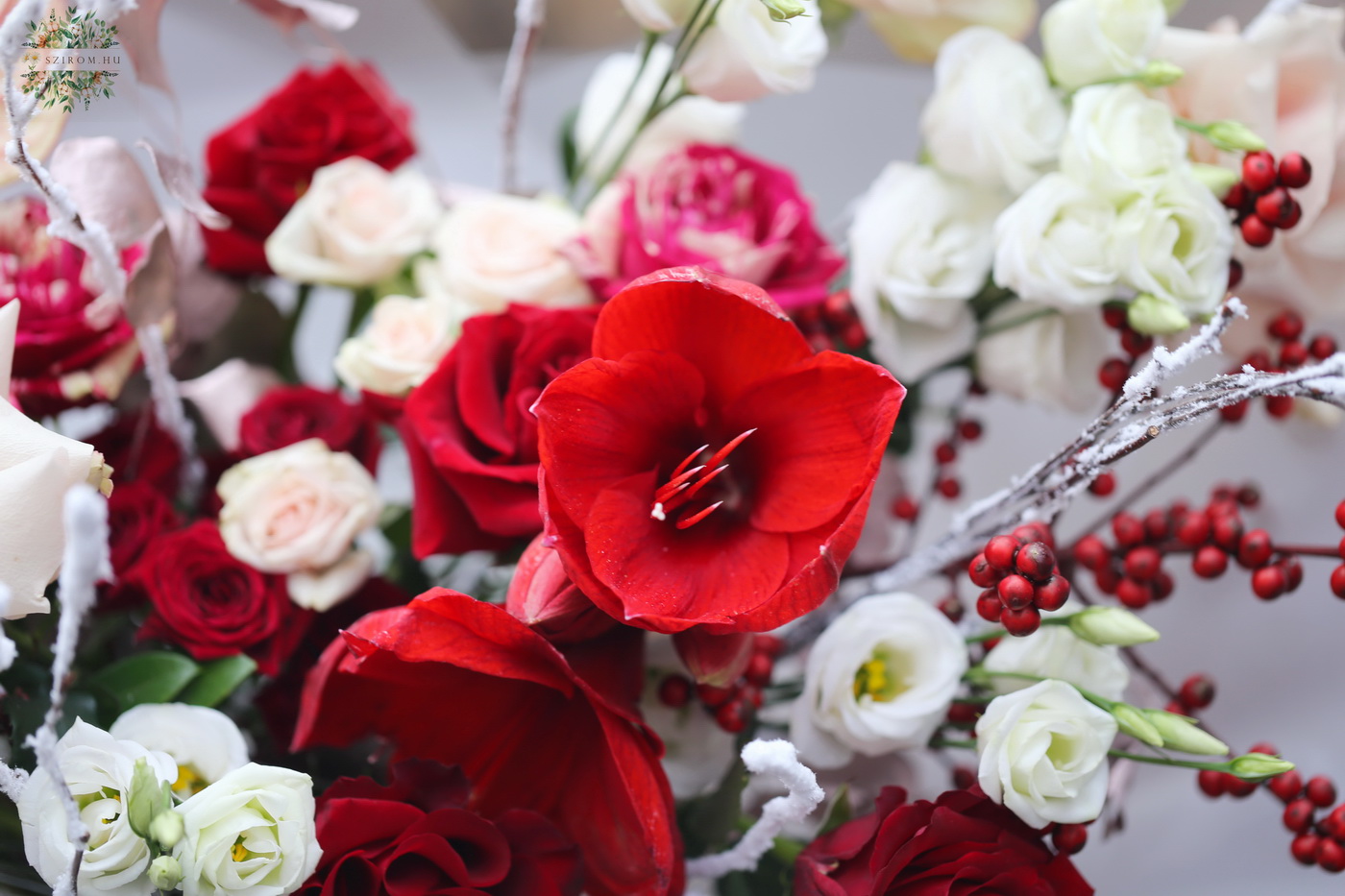 Blumenlieferung nach Budapest - Romantischer, halbmondförmiger Winterstrauß in Rot- und Champagnerfarben