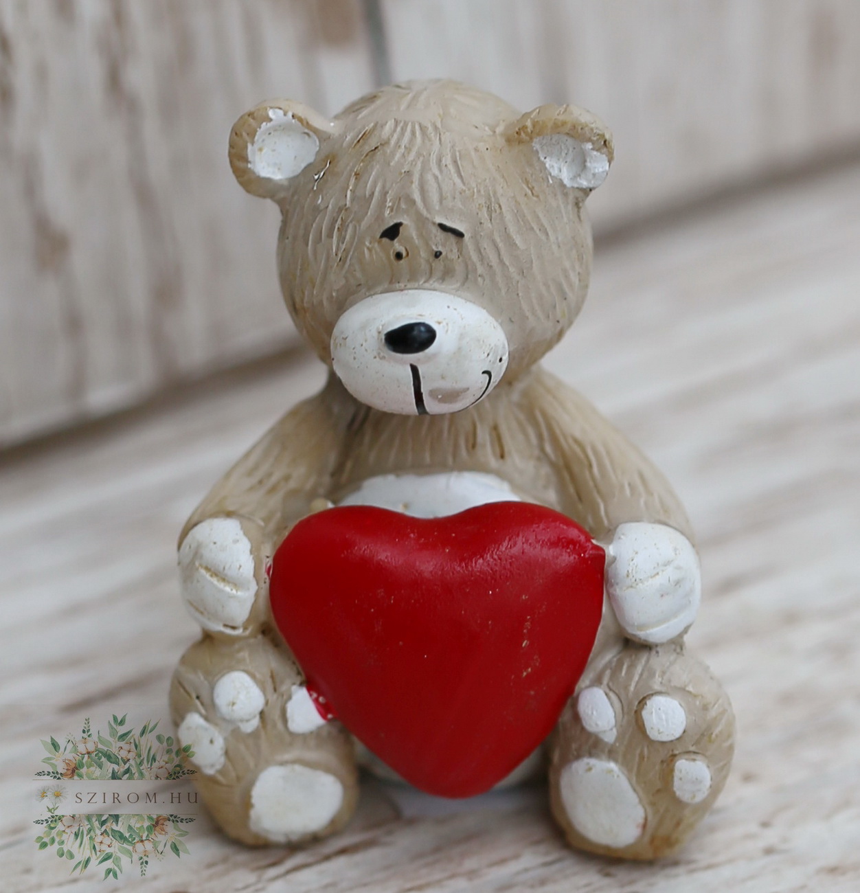Blumenlieferung nach Budapest - kleiner Keramik-Teddybear mit roter Herz (4,5cm)