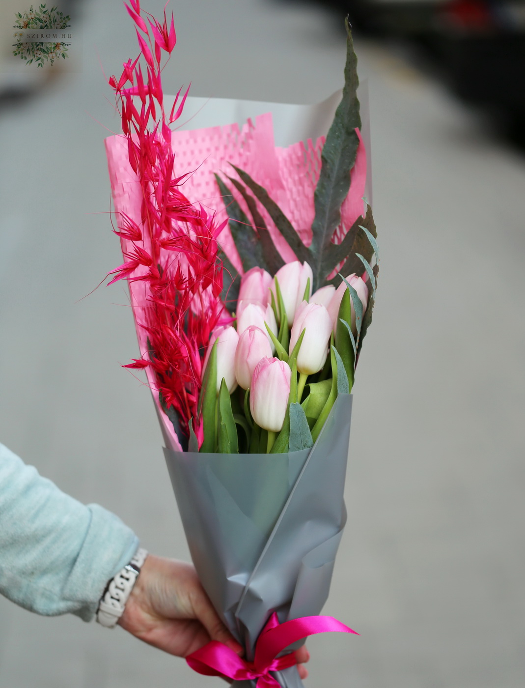 Virágküldés Budapest - 9 szál tulipán kékpáfránnyal, szárazvirággal