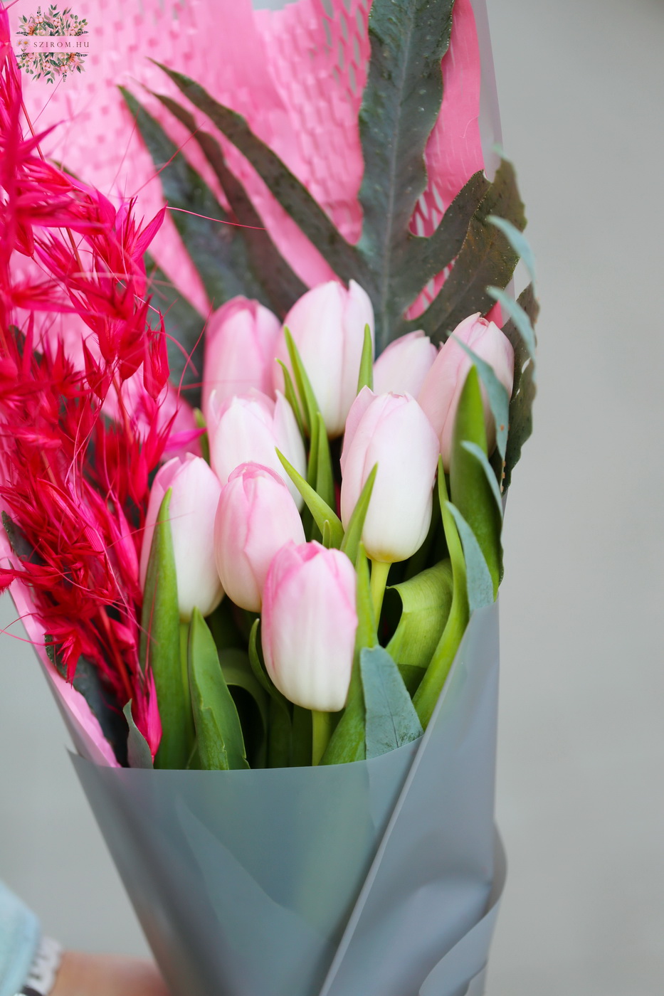 Virágküldés Budapest - 9 szál tulipán kékpáfránnyal, szárazvirággal