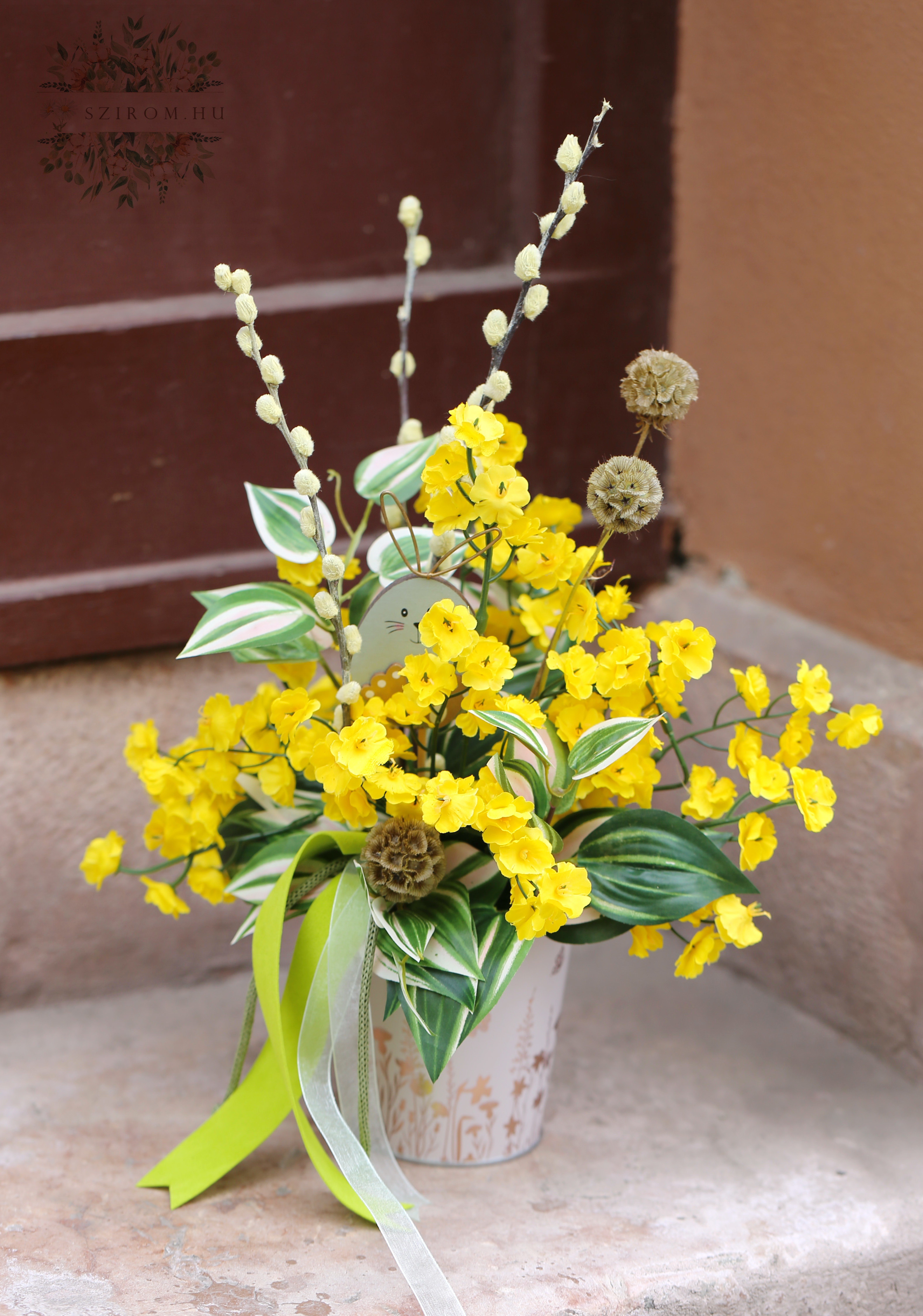 Virágküldés Budapest - bújkáló nyuszis sárga asztaldísz (43cm)