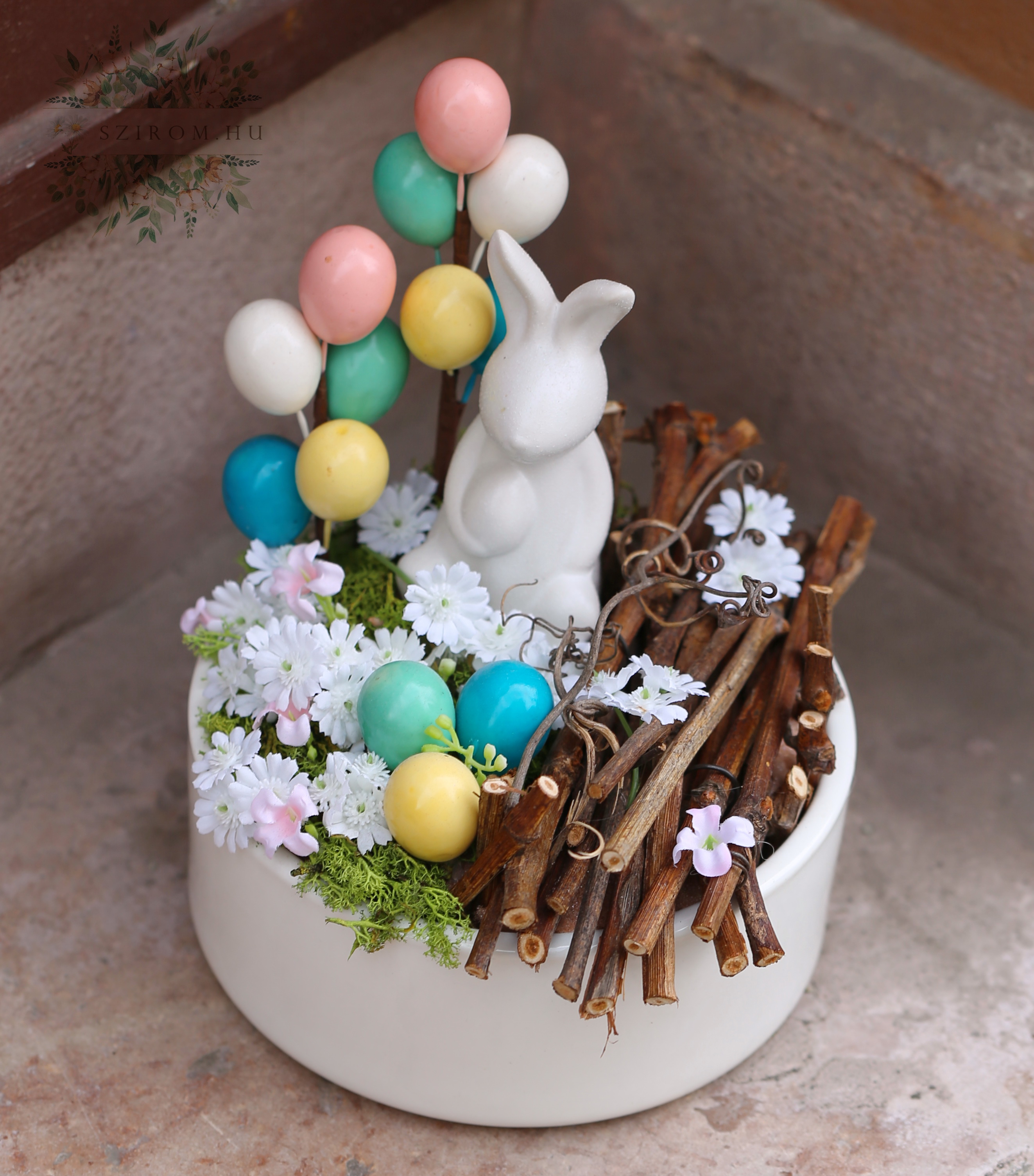 Virágküldés Budapest - nyuszis asztaldísz fehér virágokkal és színes tojásokkal (23,5cm)