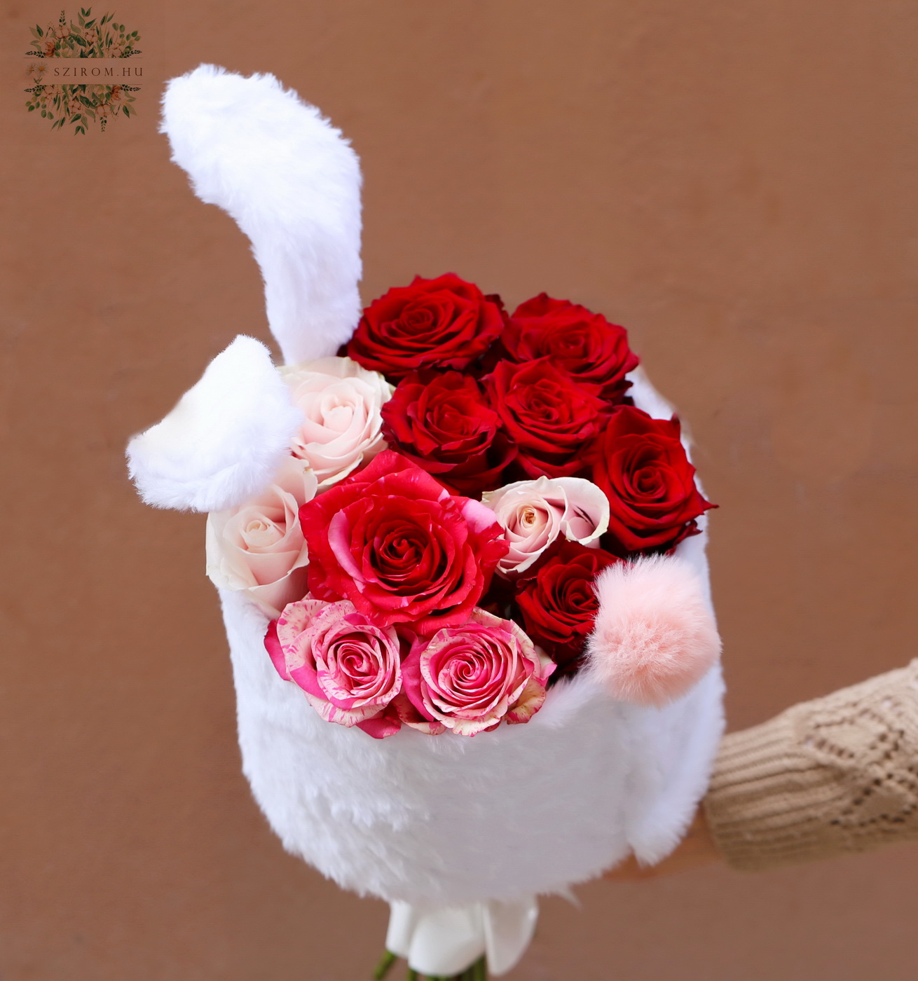 Blumenlieferung nach Budapest - Hase Strauss (mit 12 Rosen)