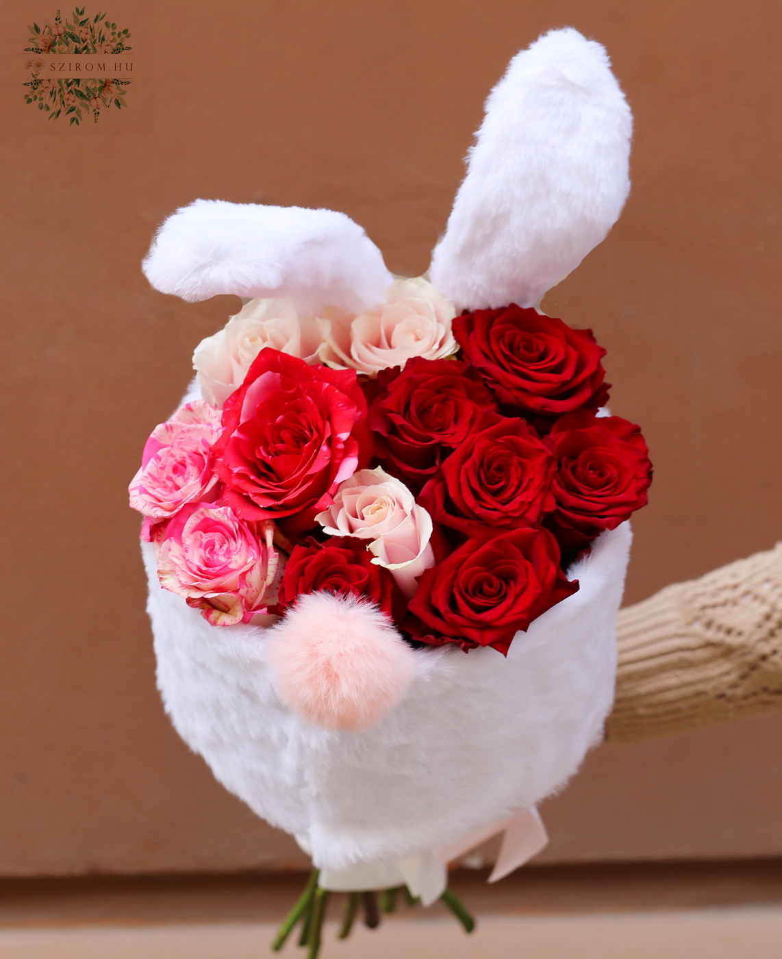 Blumenlieferung nach Budapest - Hase Strauss (mit 12 Rosen)