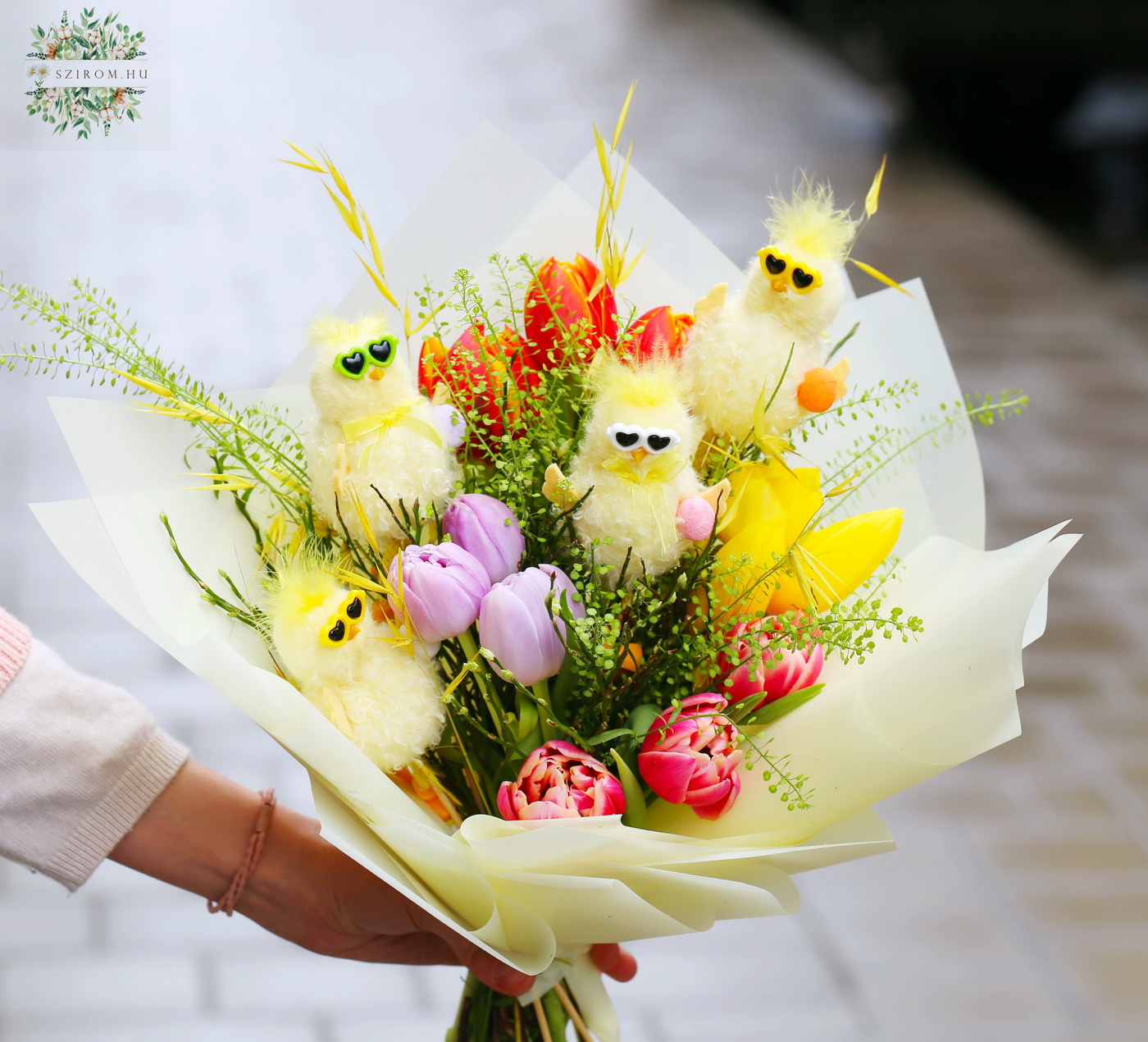 Blumenlieferung nach Budapest - Osterküken mit Sonnenbrillen in einem Tulpenstrauß (12 Stiele)