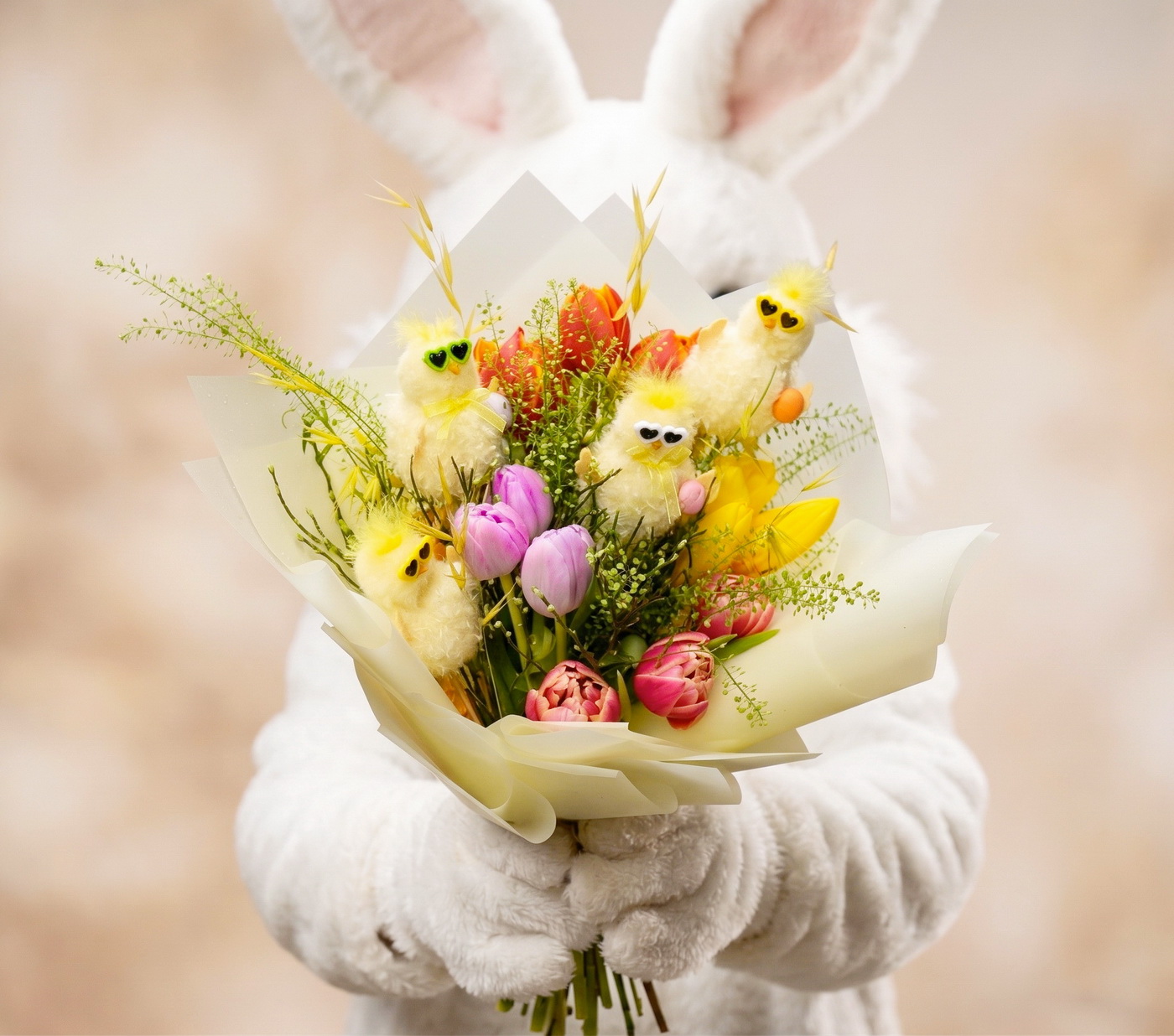 Blumenlieferung nach Budapest - Osterküken mit Sonnenbrillen in einem Tulpenstrauß (12 Stiele)