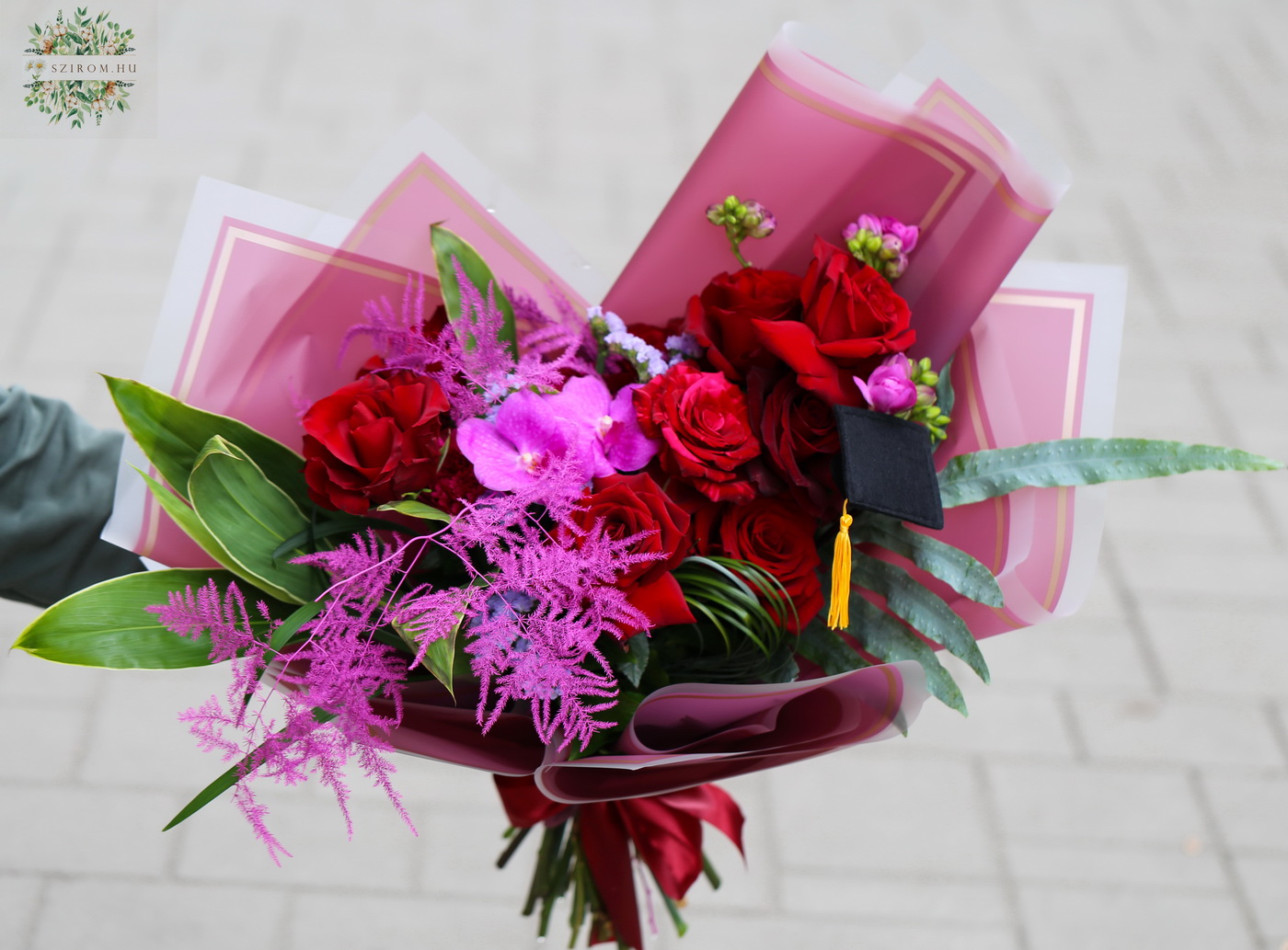 Virágküldés Budapest - Vörös rózsás orchideás ballagási csokor lánynak 