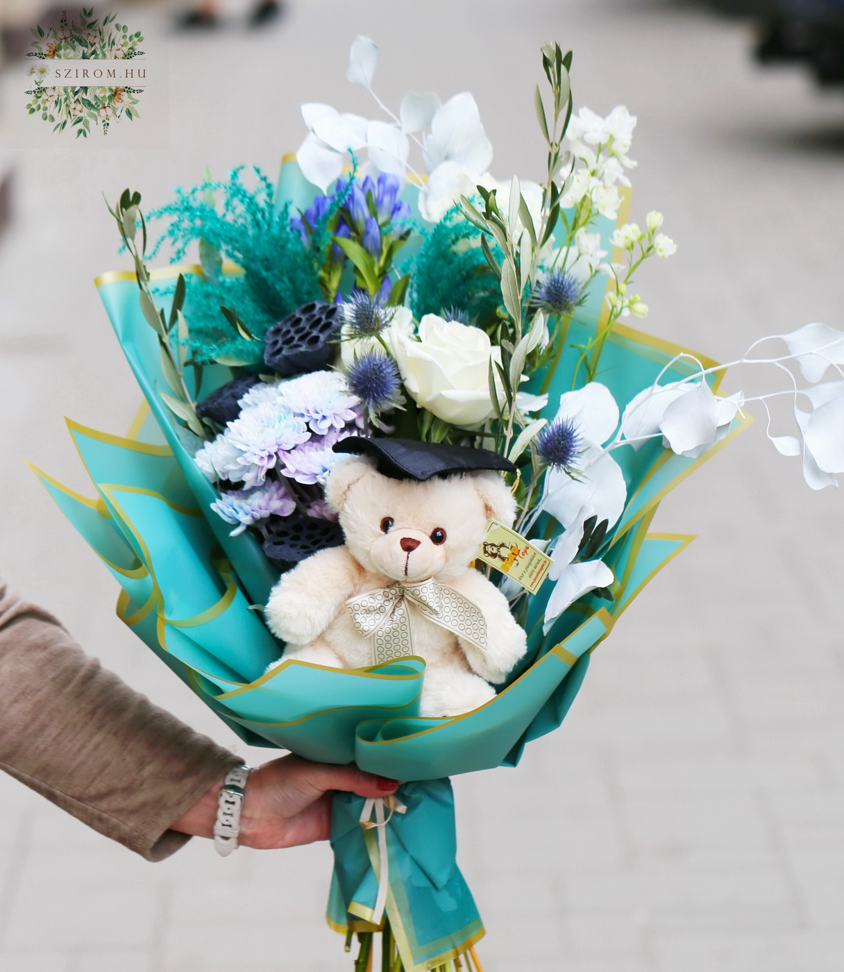 Blumenlieferung nach Budapest - Türkisfarbener Blumenstrauß mit Abschluss-Teddybär