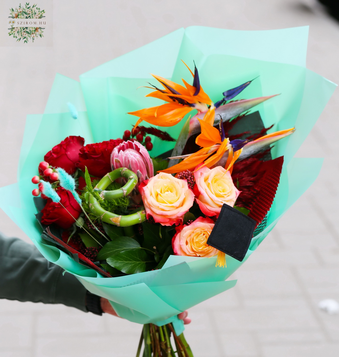Blumenlieferung nach Budapest - Abschlussstrauß mit tropischen Blumen (Strelitzie, Protea, Glücksbambus)