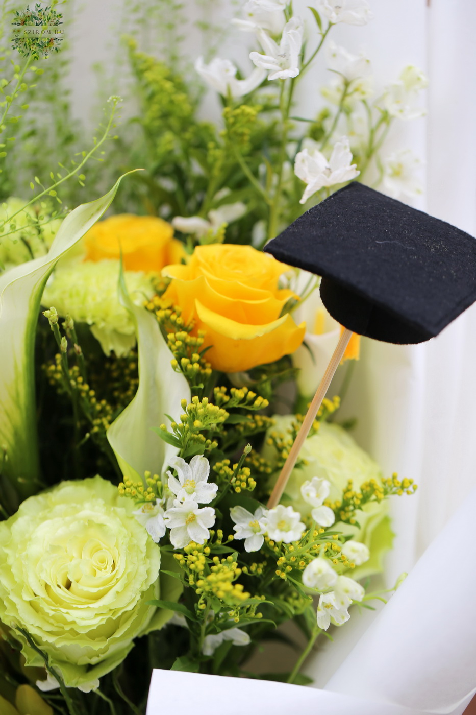 Virágküldés Budapest - Ballagási csokor fiúnak zöld cymbidiummal, sárga és zöld rózsával