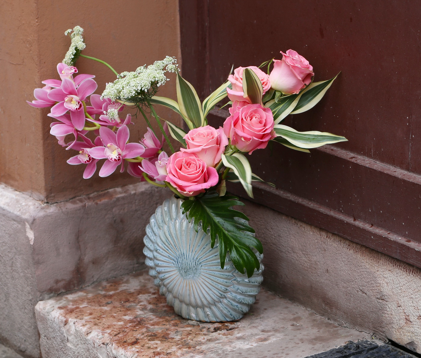 flower delivery Budapest - Pink bouquet with mini orchid and rose in vase