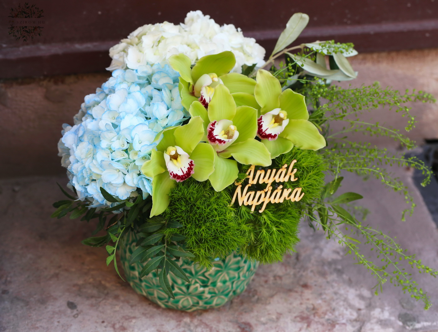 Blumenlieferung nach Budapest - Blumenschale mit blau-grünen Orchideen und Hortensien zum Muttertag