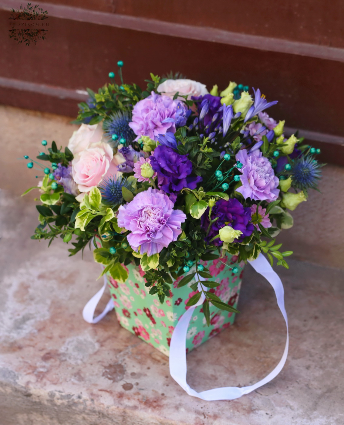 Blumenlieferung nach Budapest - Muttertag Lila Blüten im Blumentasche 