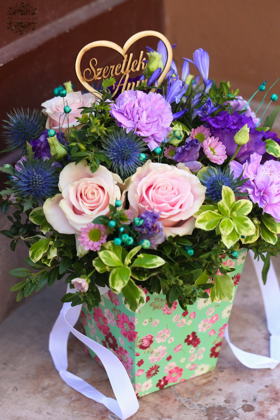 Blumenlieferung nach Budapest - Muttertag Lila Blüten im Blumentasche 