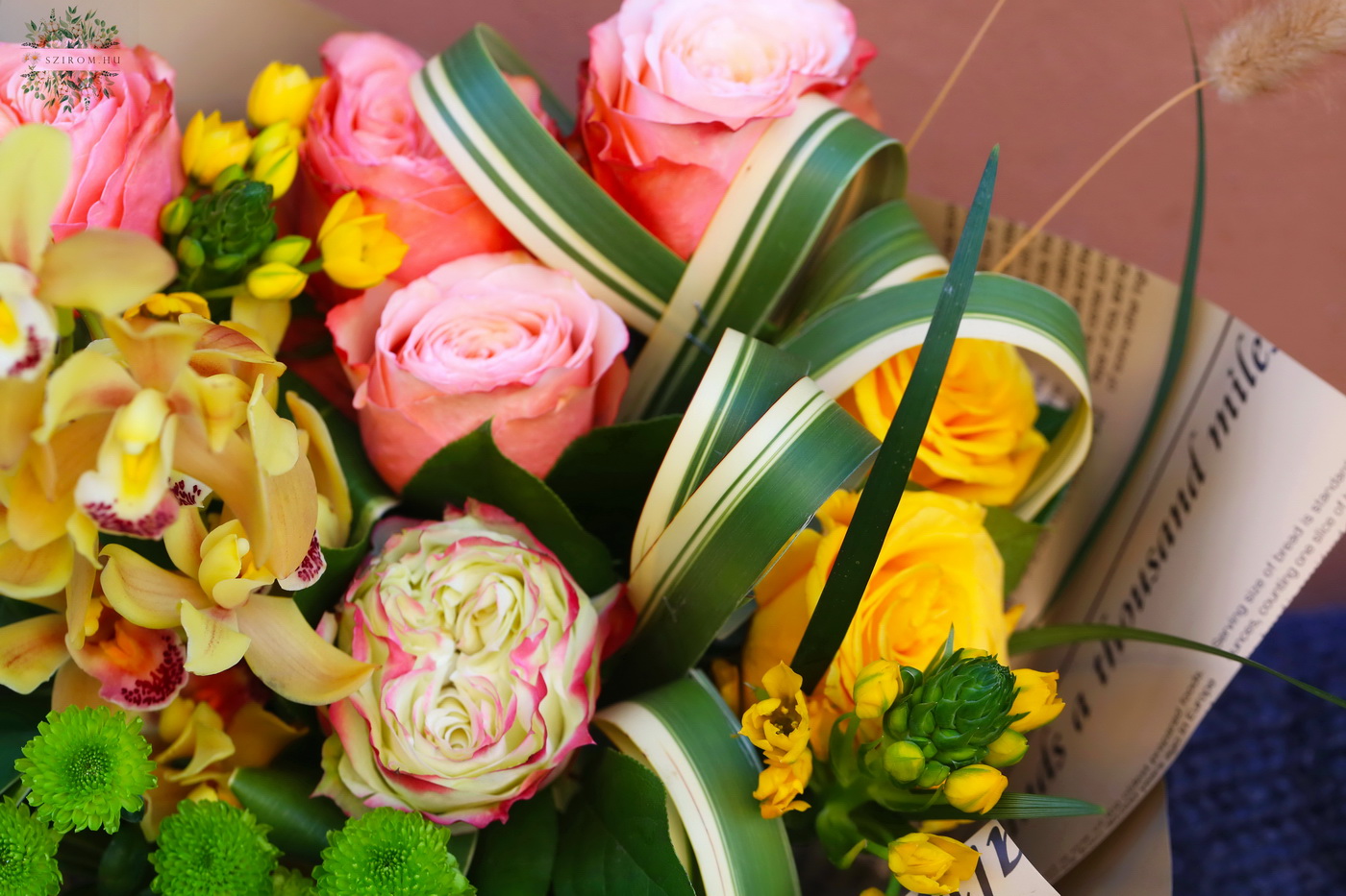 Virágküldés Budapest - Modern rózsa csokor mini cymbidium orchidea fürttel