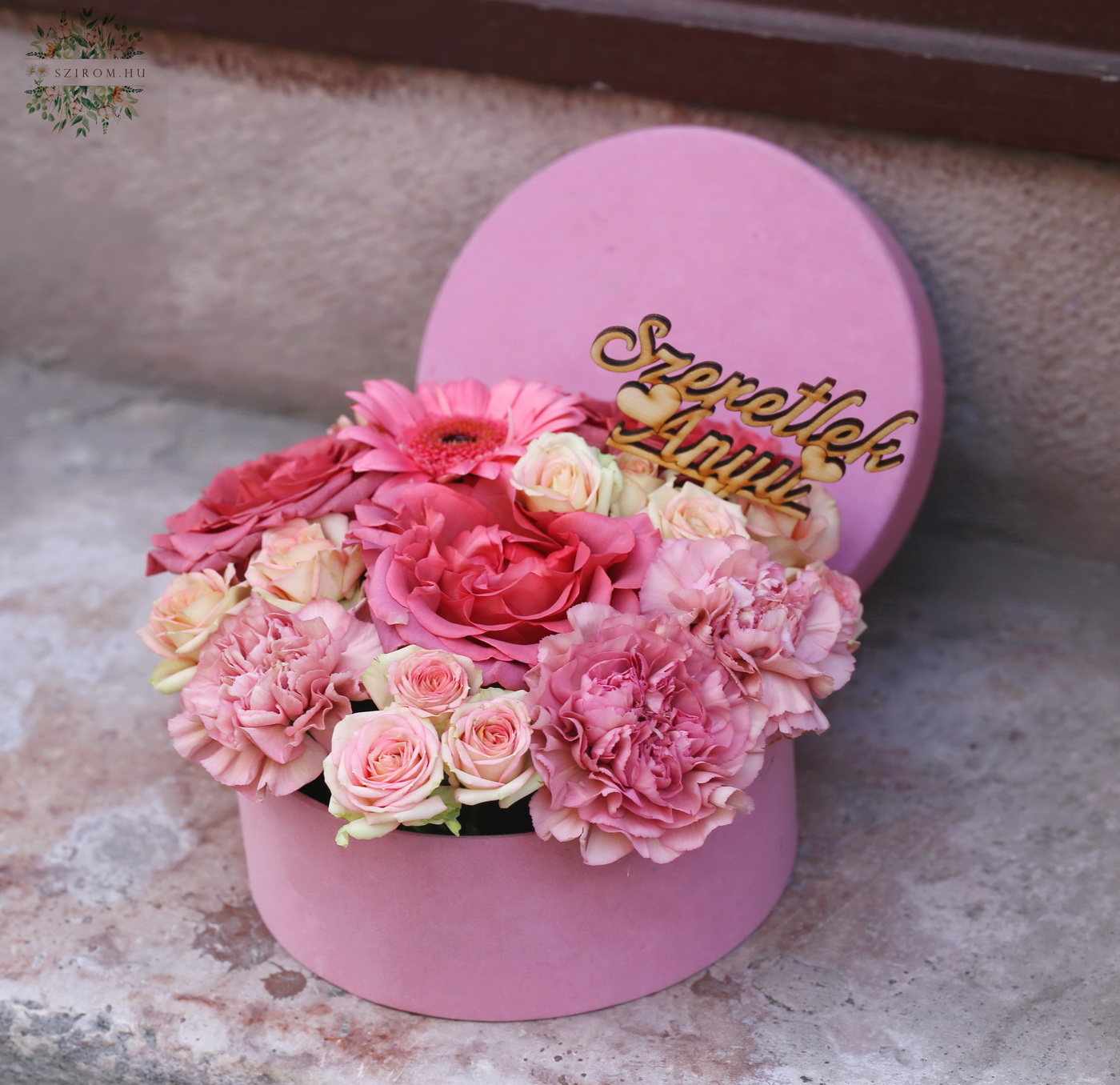 Blumenlieferung nach Budapest - Rosa Blumenbox zum Muttertag mit englischen Rosen