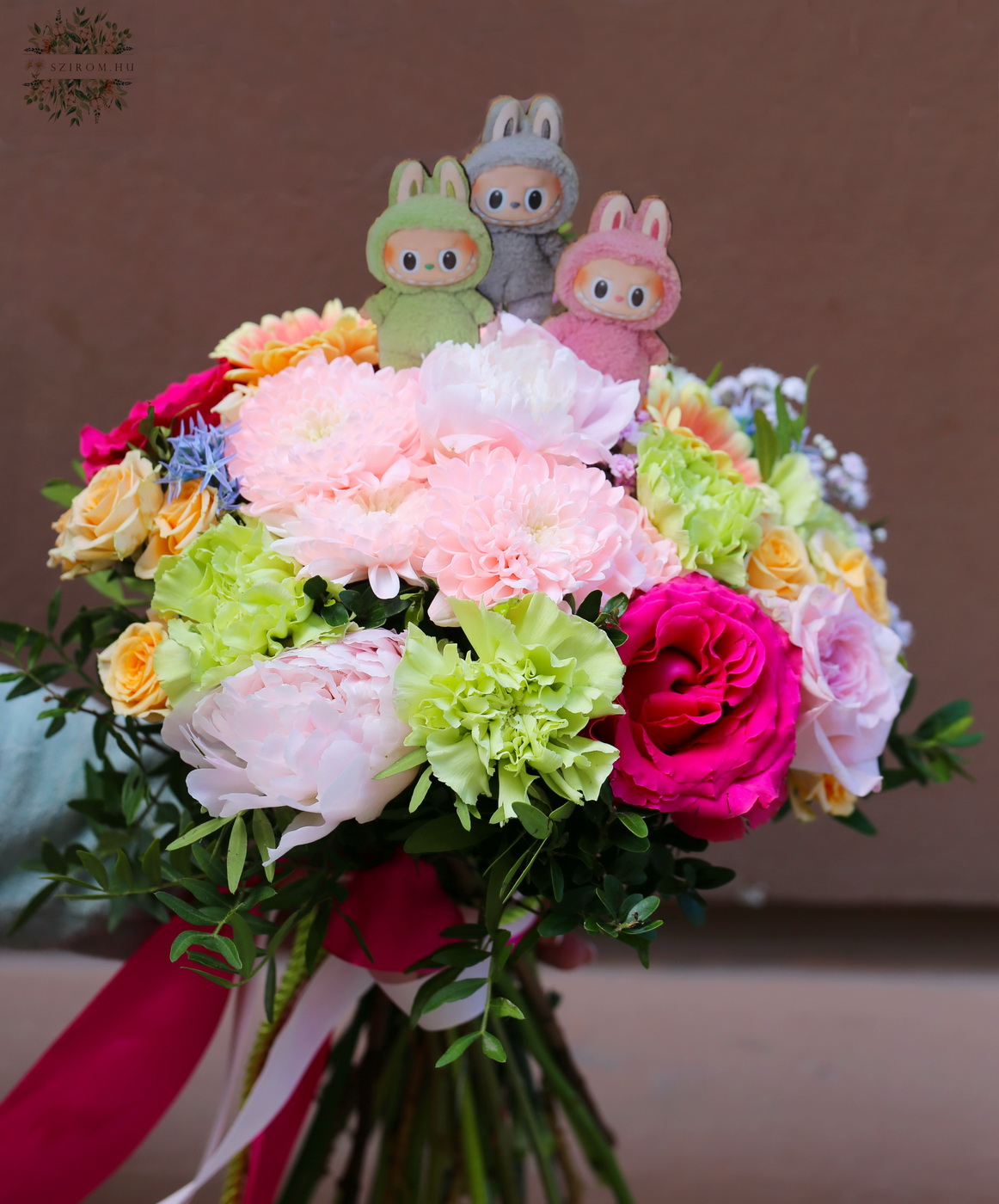 Blumenlieferung nach Budapest - Abschlussstrauß mit labubu