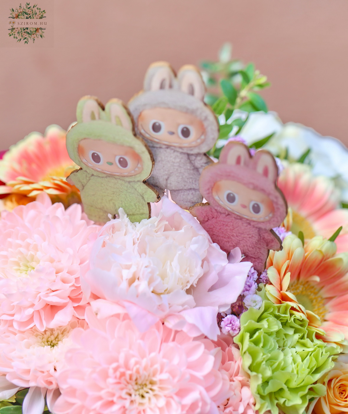 Blumenlieferung nach Budapest - Abschlussstrauß mit labubu